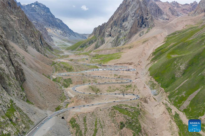 Rodovia Dushanzi-Kuqa de Xinjiang registra boom de turismo no verão