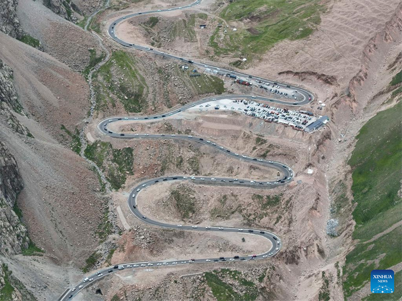 Rodovia Dushanzi-Kuqa de Xinjiang registra boom de turismo no verão