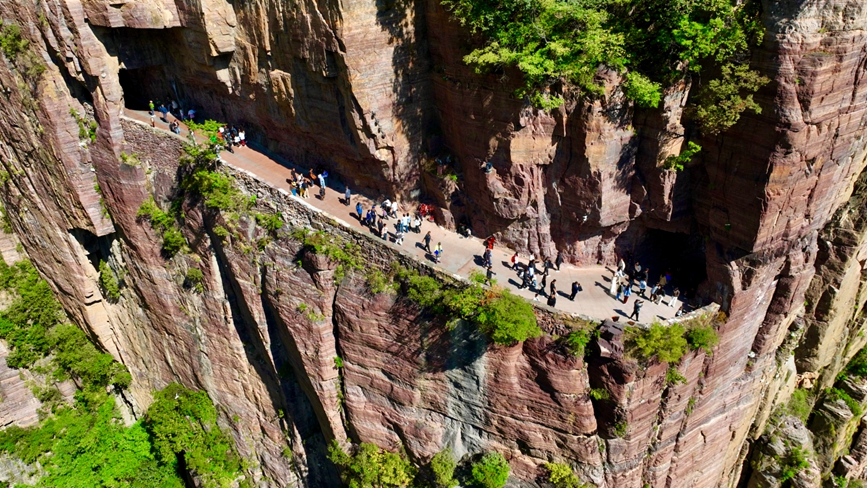 China em movimento: estrada esculpida em penhasco vira símbolo de superação e progresso