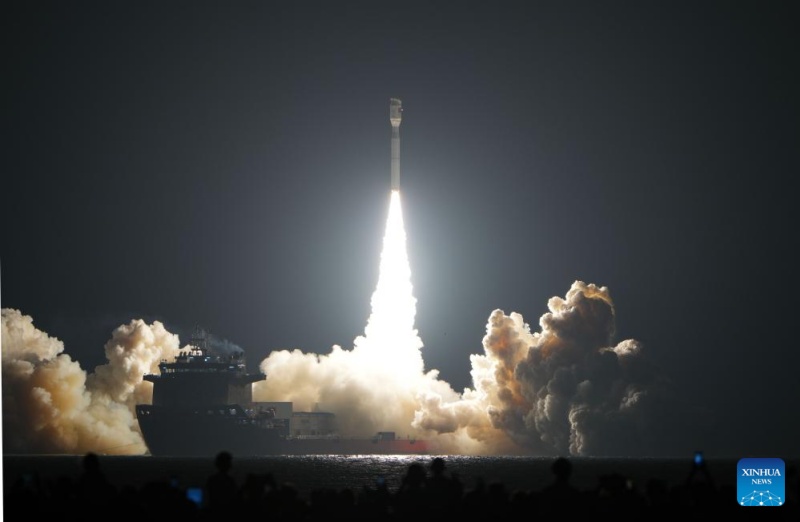 China lança novos satélites a partir do mar