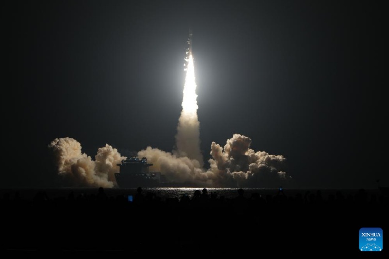 China lança novos satélites a partir do mar