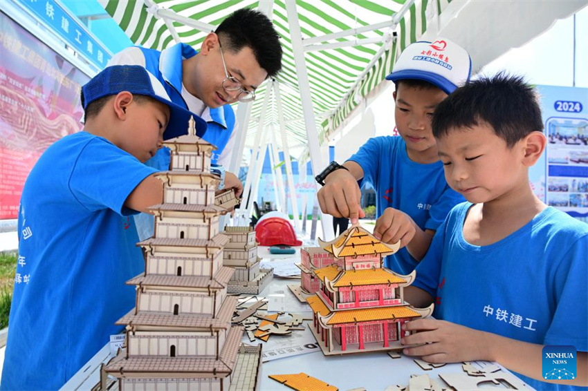 China: crianças aproveitam férias de verão em todo o país
