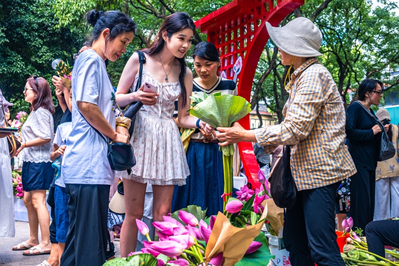 Suzhou celebra temporada de floração com mercado de lótus movimentado