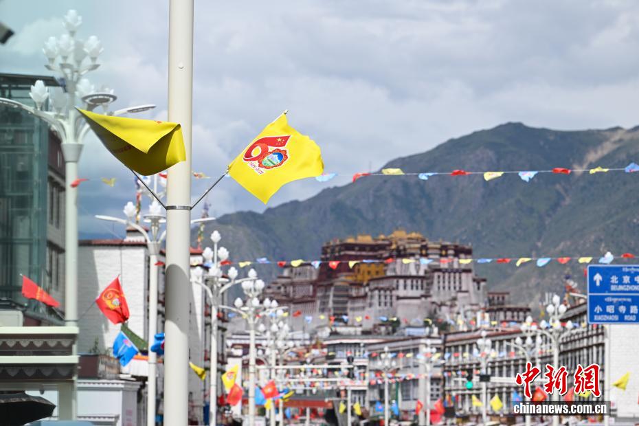 Contagem regressiva para 60º aniversário da Região Autônoma de Xizang: ruas de Lhasa ganham clima festivo