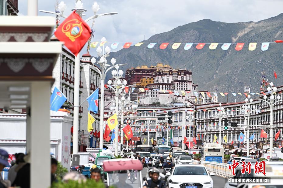Contagem regressiva para 60º aniversário da Região Autônoma de Xizang: ruas de Lhasa ganham clima festivo