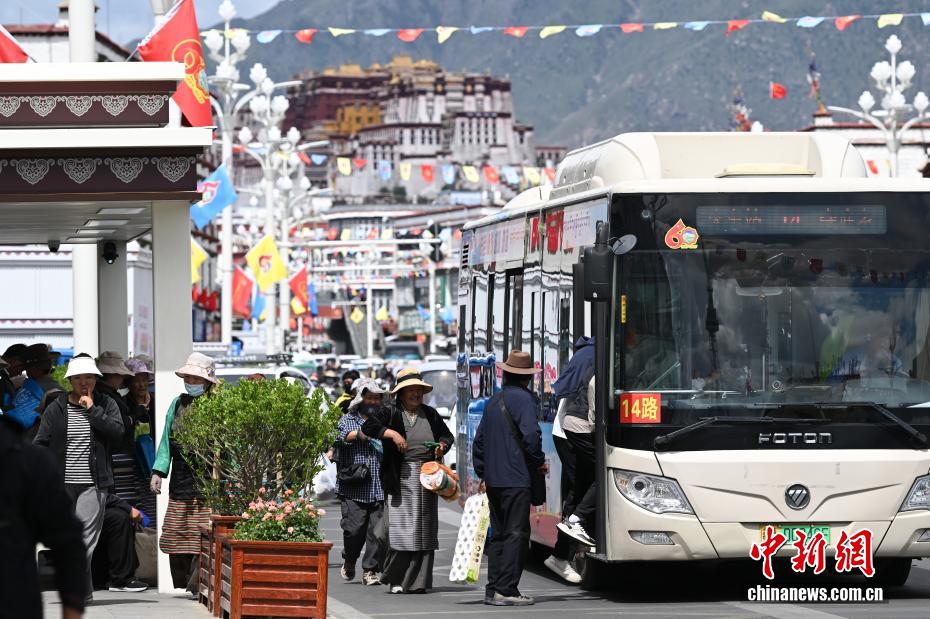 Contagem regressiva para 60º aniversário da Região Autônoma de Xizang: ruas de Lhasa ganham clima festivo