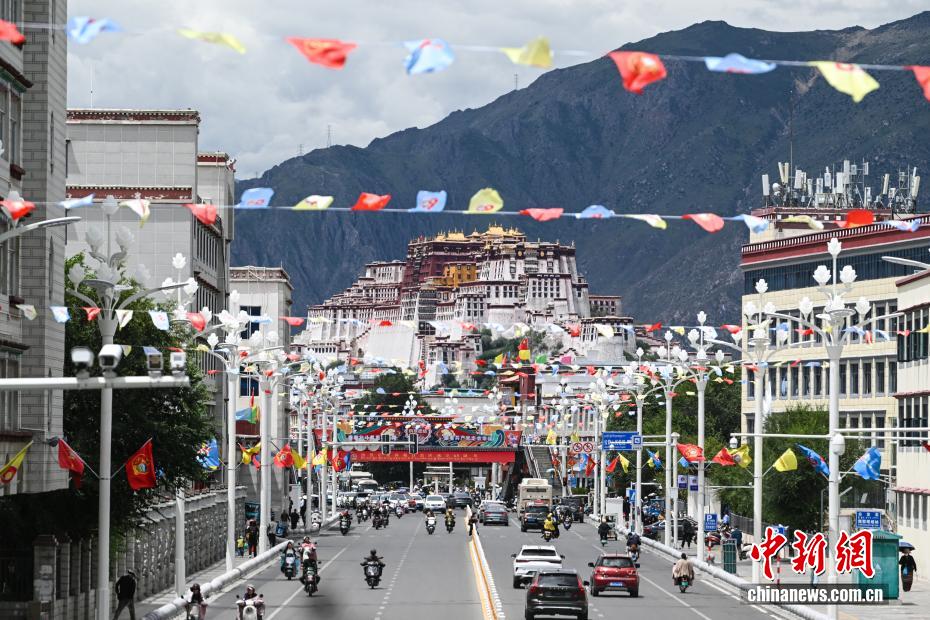 Contagem regressiva para 60º aniversário da Região Autônoma de Xizang: ruas de Lhasa ganham clima festivo