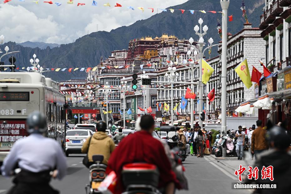 Contagem regressiva para 60º aniversário da Região Autônoma de Xizang: ruas de Lhasa ganham clima festivo