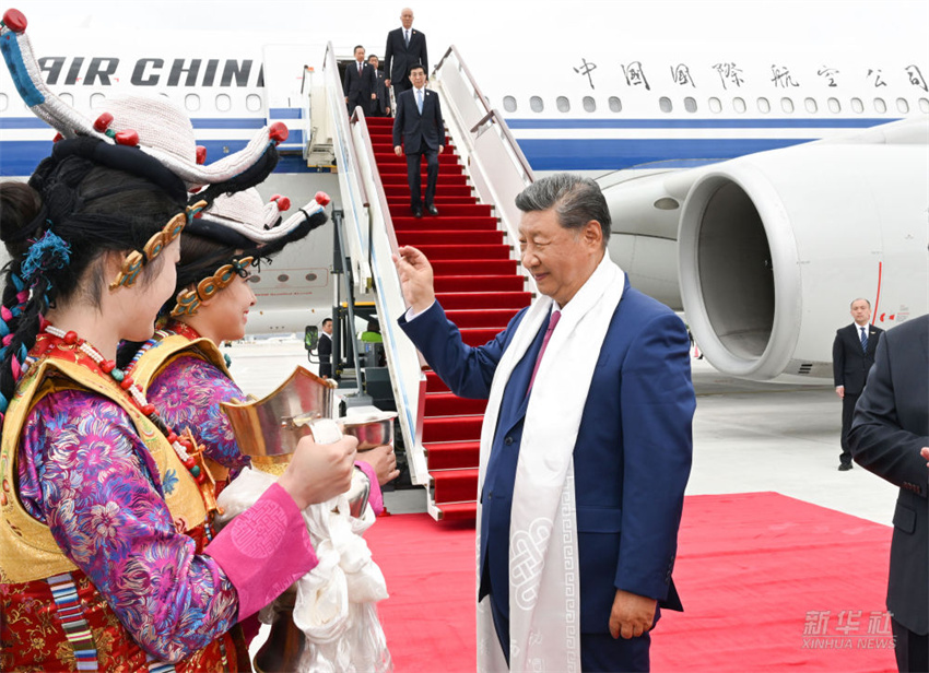 Xi Jinping chega a Lhasa para celebrações do 60º aniversário de fundação da Região Autônoma de Xizang