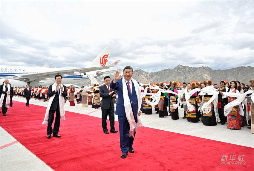 Xi Jinping chega a Lhasa para celebrações do 60º aniversário de fundação da Região Autônoma de Xizang