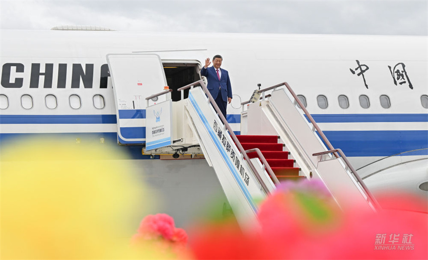 Xi Jinping chega a Lhasa para celebrações do 60º aniversário de fundação da Região Autônoma de Xizang