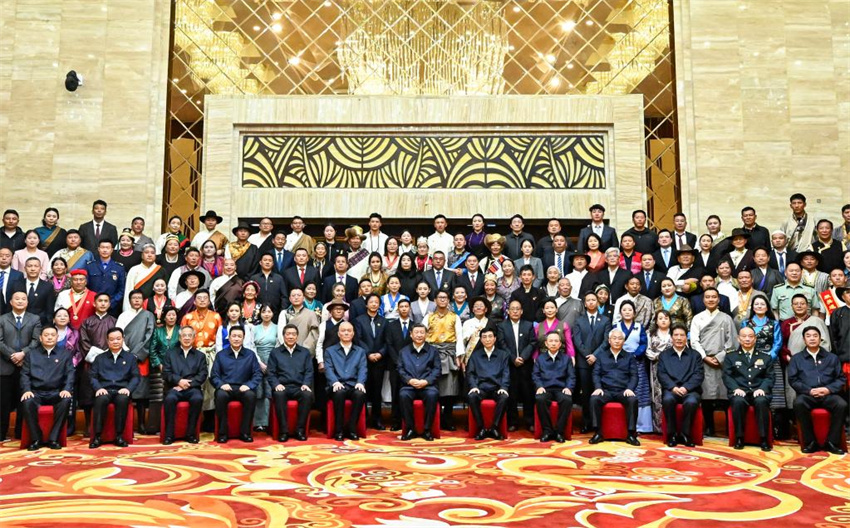 Xi Jinping pede esforços conjuntos para modernização em reunião com representantes de toda a região de Xizang