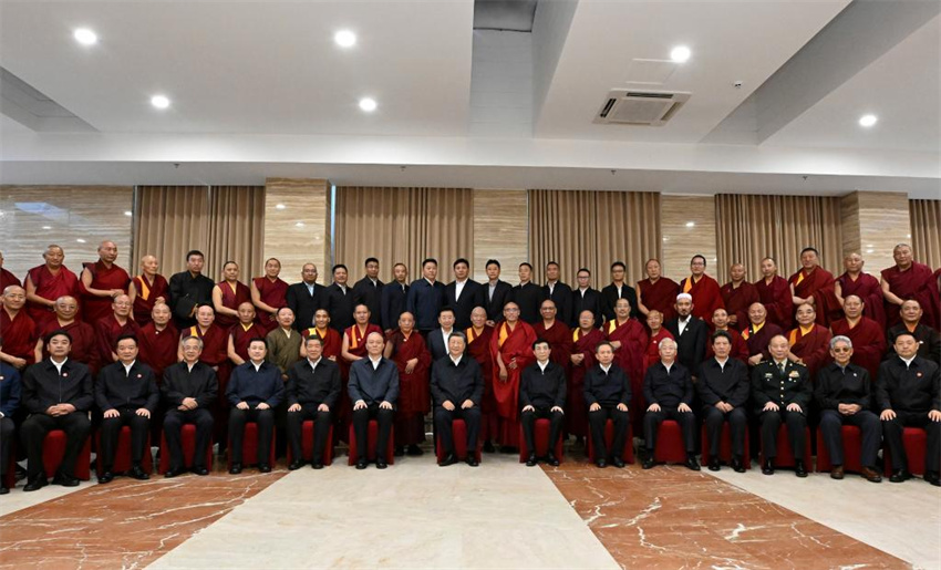 Xi Jinping pede esforços conjuntos para modernização em reunião com representantes de toda a região de Xizang
