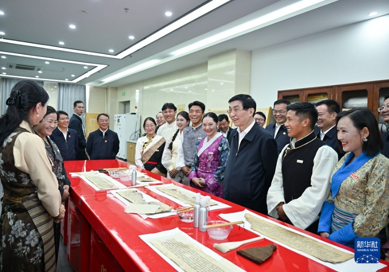 Delegação central visita funcionários e residentes em Lhasa