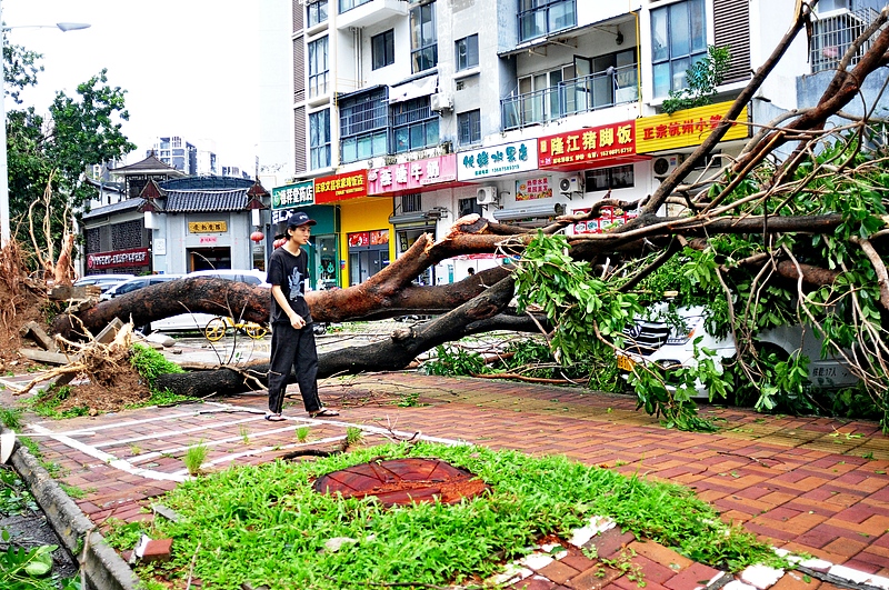 Tufão Kajiki traz chuvas torrenciais para Hainan