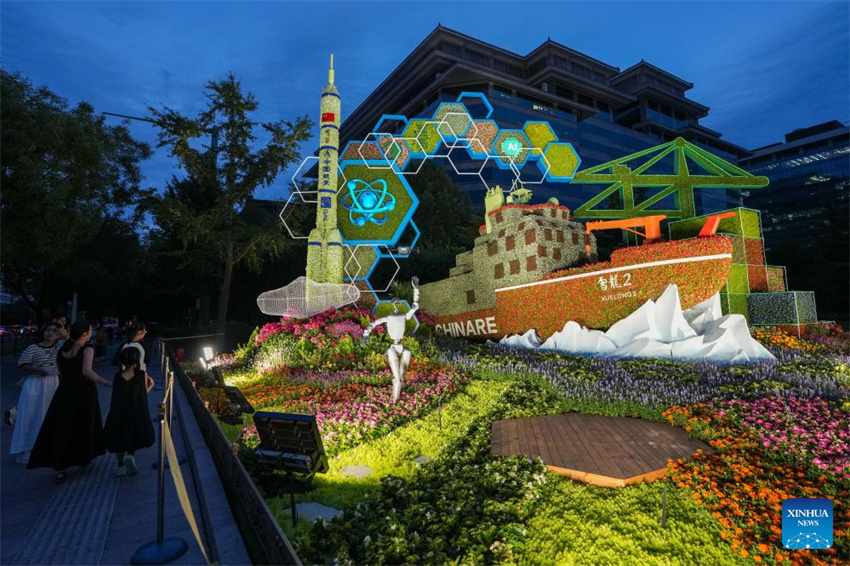 Exibições florais enfeitam Beijing antes do desfile do Dia da Vitória