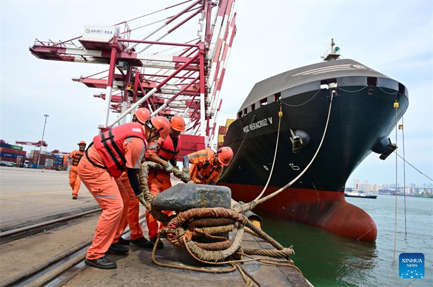 Porto de Qingdao expande comércio com países da OCS por meio de 42 rotas de navegação