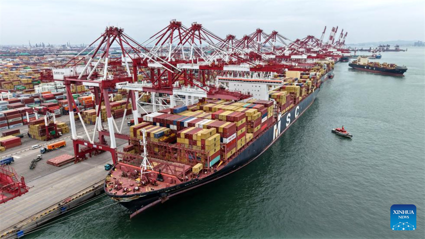 Porto de Qingdao expande comércio com países da OCS por meio de 42 rotas de navegação