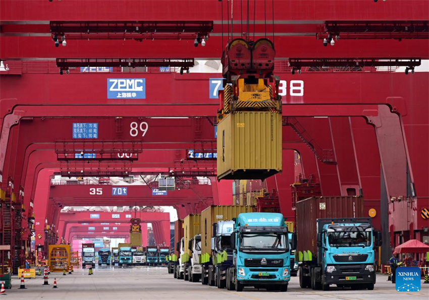 Porto de Qingdao expande comércio com países da OCS por meio de 42 rotas de navegação