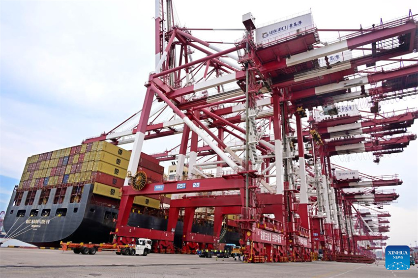 Porto de Qingdao expande comércio com países da OCS por meio de 42 rotas de navegação