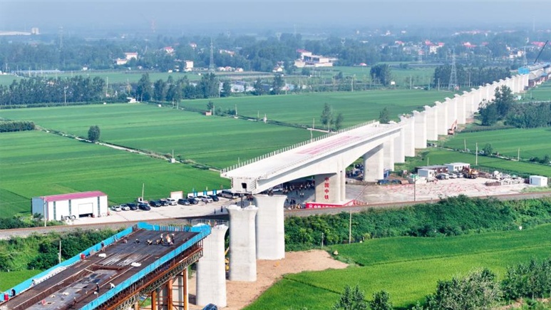 Viga em T ajustada na ponte superimportante do Rio Shuhe, no norte da China