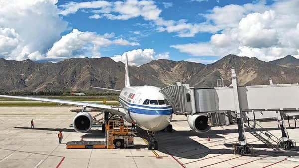Viagens aéreas em Xizang registram forte crescimento em seis décadasA aviação civil na Região Autônoma de Xizang tornou-se basilar para atender às viagens, comércio e serviços públicos no planalto de alta altitude, com um número de passageiros previsto para chegar a 8 milhões até o final de 2025. 