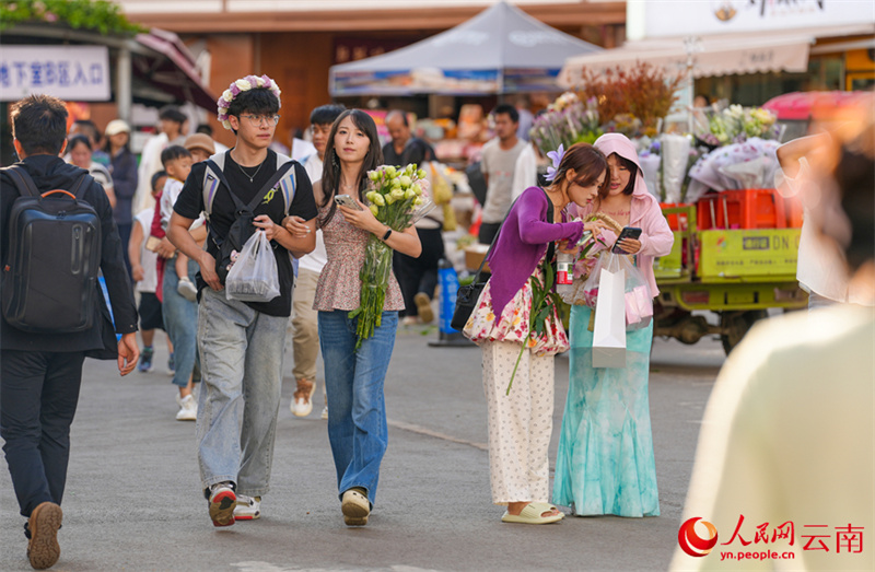 Yunnan: comemorações do Festival Qixi aquecem mercado de flores em Kunming