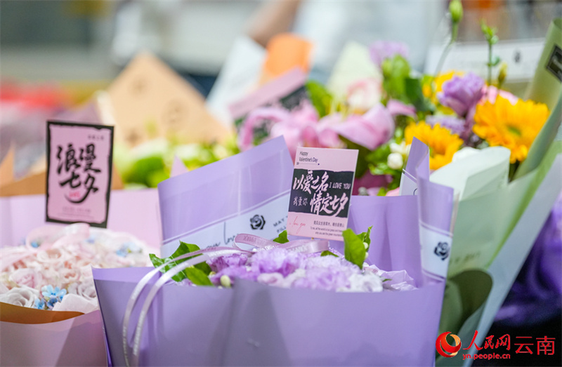 Yunnan: comemorações do Festival Qixi aquecem mercado de flores em Kunming