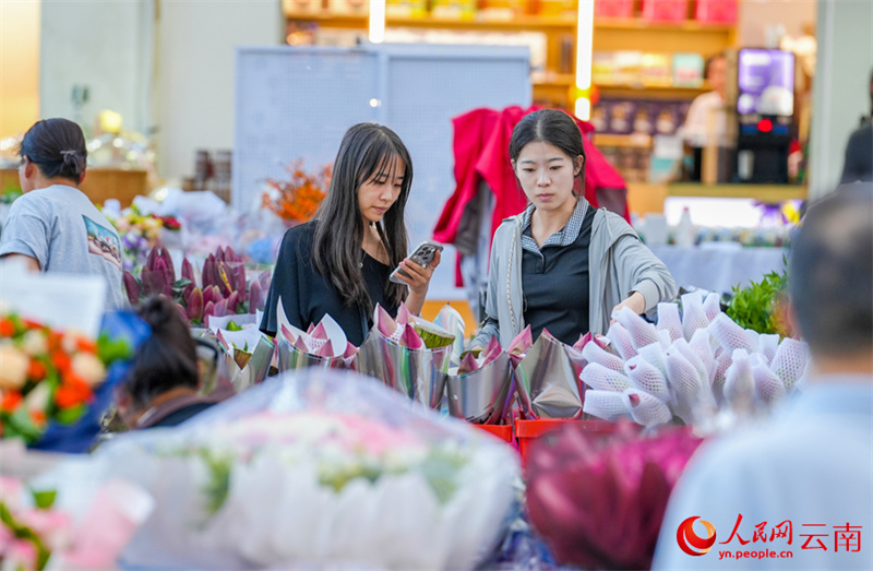Yunnan: comemorações do Festival Qixi aquecem mercado de flores em Kunming