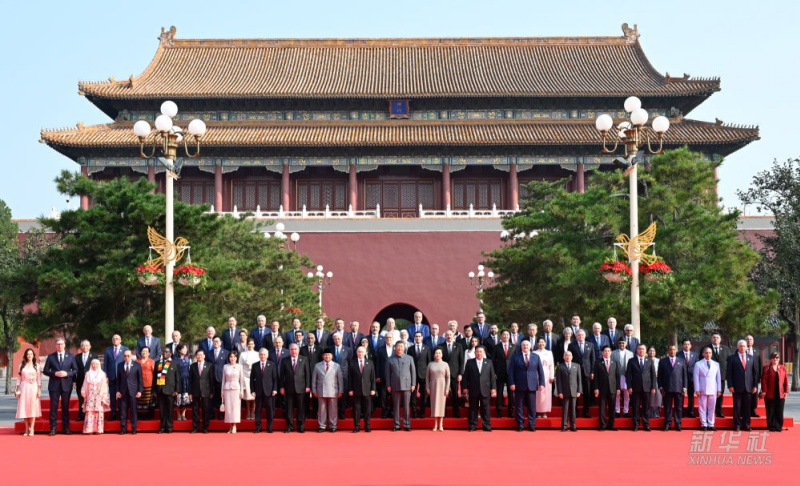 Xi Jinping cumprimenta chefes de delegações estrangeiras para participar das comemorações do Dia da Vitória