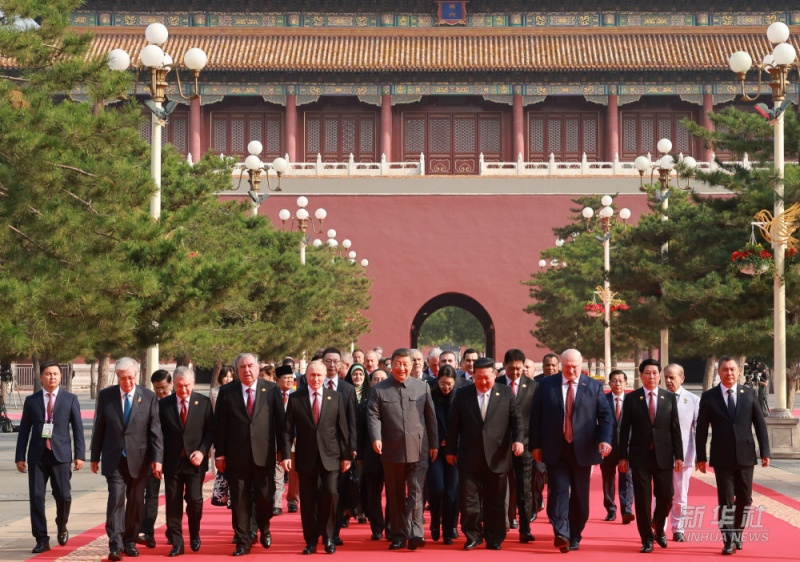 Xi Jinping cumprimenta chefes de delegações estrangeiras para participar das comemorações do Dia da Vitória