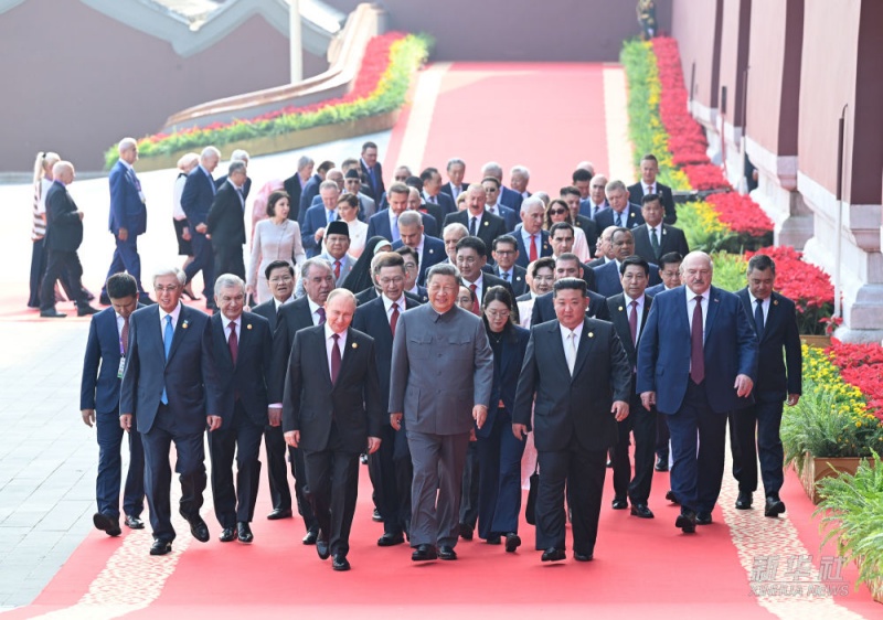 Xi Jinping cumprimenta chefes de delegações estrangeiras para participar das comemorações do Dia da Vitória