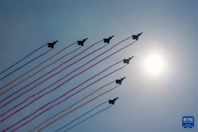Formação da Força Aérea do ELP marcha pela Praça Tian'anmen