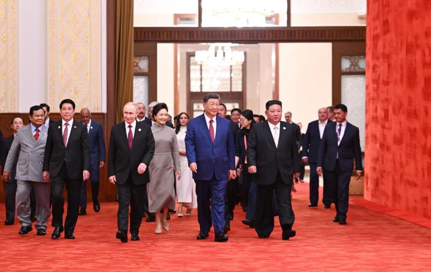 Xi Jinping discursa na recepção do Dia da Vitória, enfatizando a justiça, a paz e a força do povo