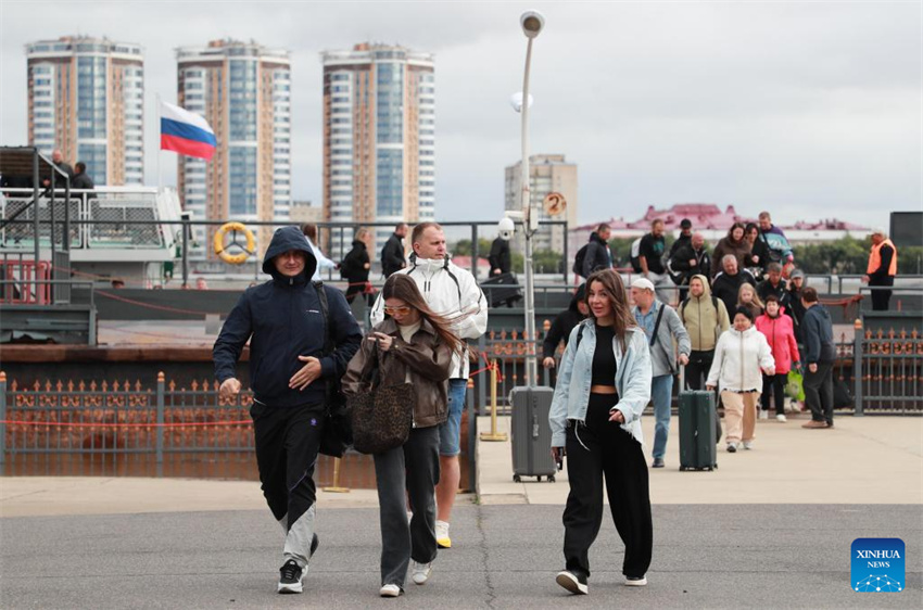 Viajantes russos entram na China sem visto à medida que nova política entra em vigor