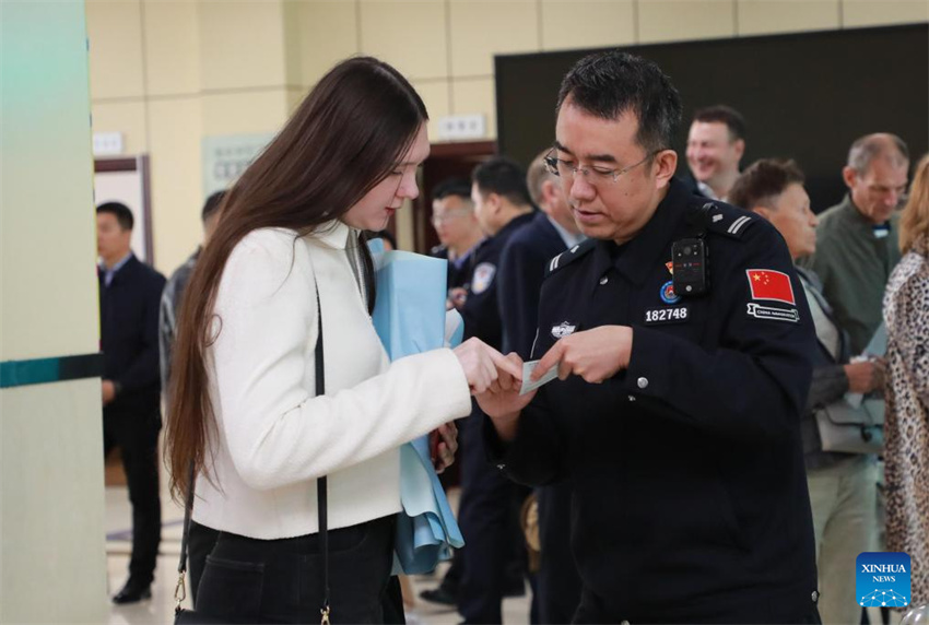 Viajantes russos entram na China sem visto à medida que nova política entra em vigor