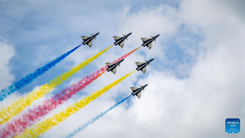 Galeria: exercício para Dia Aberto da aviação de 2025 da Força Aérea do ELP da China e do Show Aéreo de Changchun