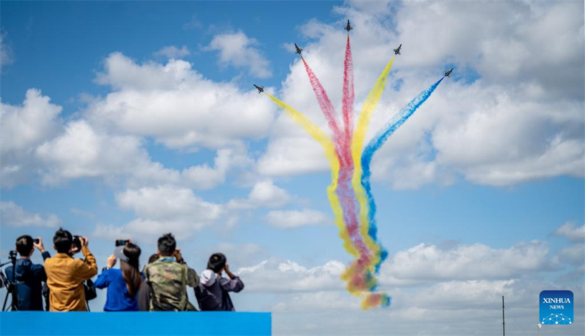 Galeria: exercício para Dia Aberto da aviação de 2025 da Força Aérea do ELP da China e do Show Aéreo de Changchun