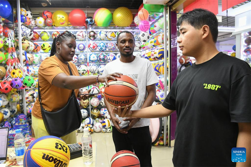 Yiwu registra aumento de pedidos de produtos esportivos