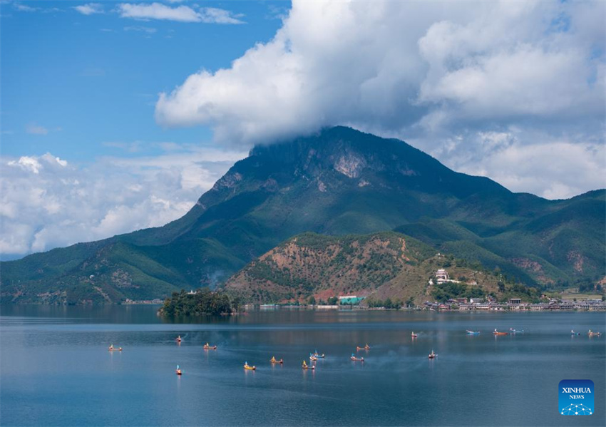 Primeiro festival de circunavegação de montanhas e lagos no Lago Lugu começa em Sichuan, sudoeste da China