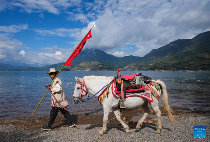 Primeiro festival de circunavegação de montanhas e lagos no Lago Lugu começa em Sichuan, sudoeste da China