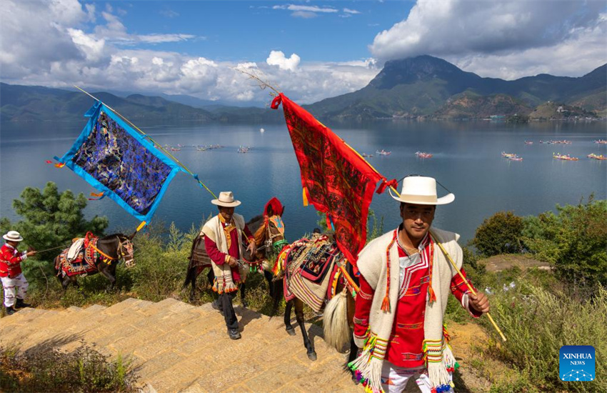 Primeiro festival de circunavegação de montanhas e lagos no Lago Lugu começa em Sichuan, sudoeste da China