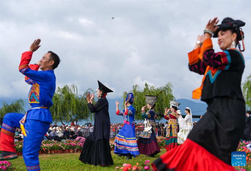 Primeiro festival de circunavegação de montanhas e lagos no Lago Lugu começa em Sichuan, sudoeste da China