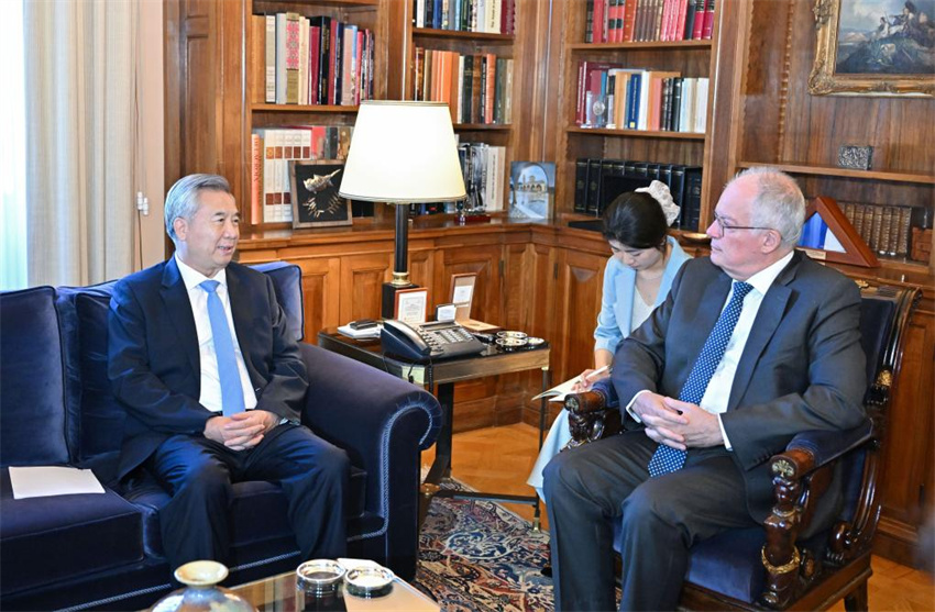 Alto funcionário do PCCh promete aprofundar cooperação ganha-ganha com Grécia