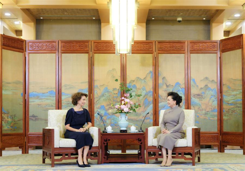 Peng Liyuan participa da cerimônia de premiação da UNESCO para educação de meninas e mulheres