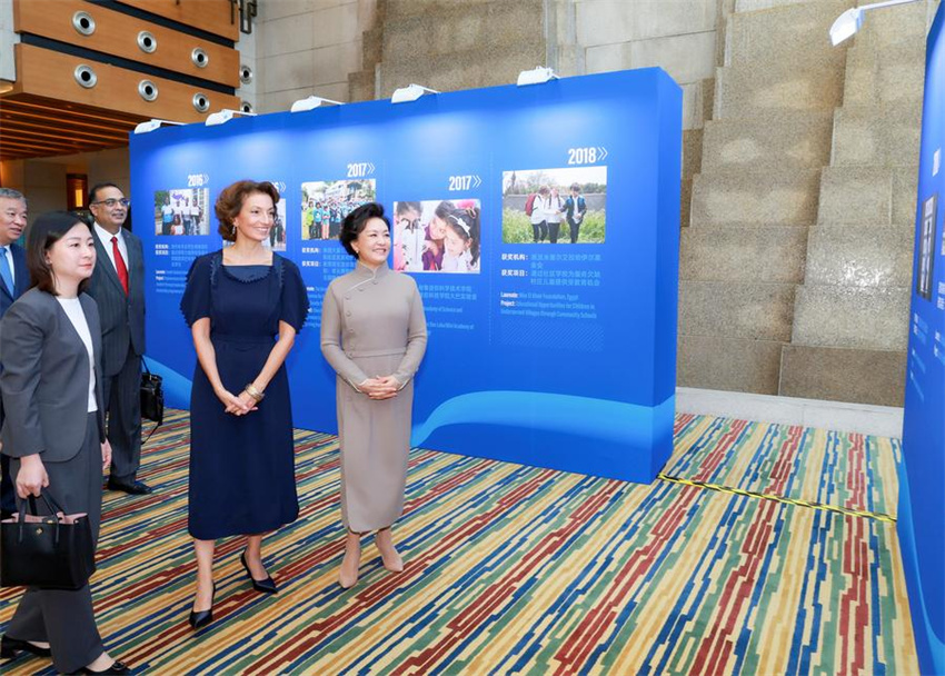 Peng Liyuan participa da cerimônia de premiação da UNESCO para educação de meninas e mulheres
