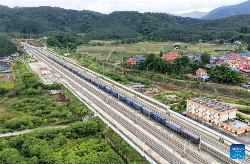 Ferrovia China-Laos movimenta mais de 67 milhões de toneladas de carga