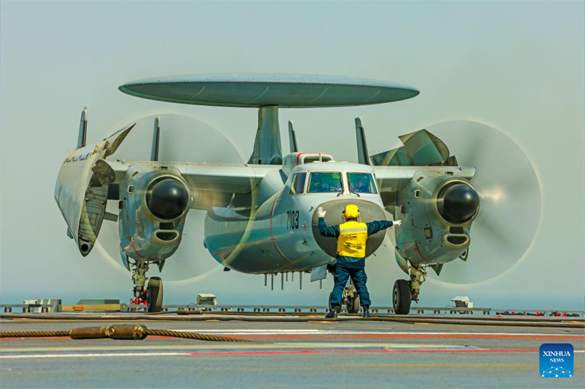 Três tipos de aeronaves completam decolagens assistidas por catapulta eletromagnética e pousos no porta-aviões chinês Fujian