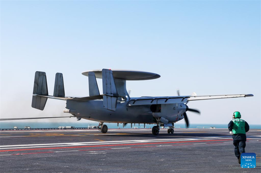 Três tipos de aeronaves completam decolagens assistidas por catapulta eletromagnética e pousos no porta-aviões chinês Fujian