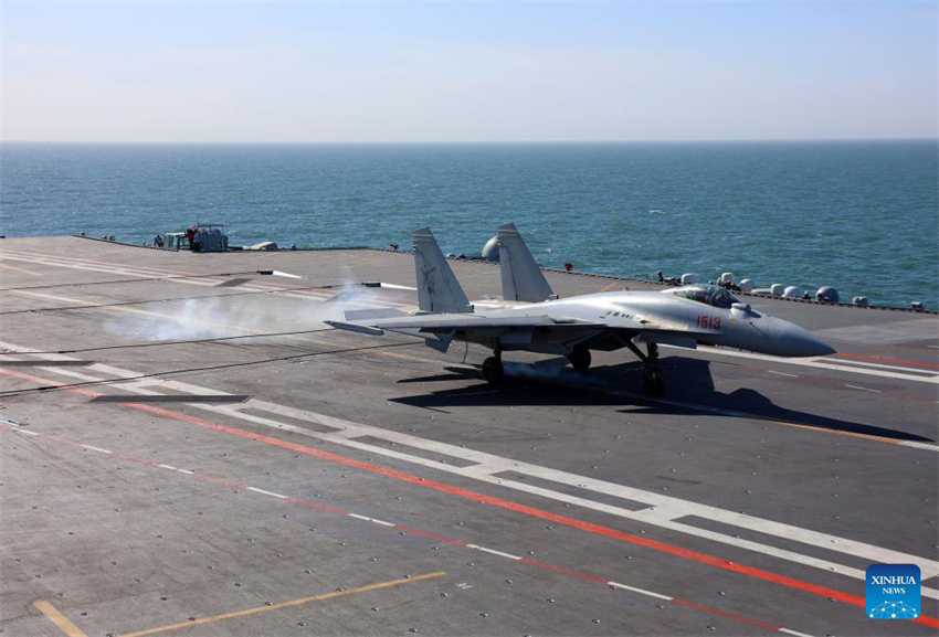 Três tipos de aeronaves completam decolagens assistidas por catapulta eletromagnética e pousos no porta-aviões chinês Fujian